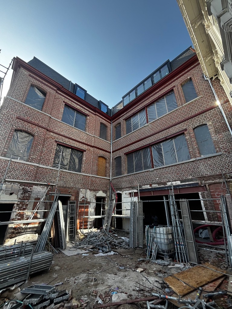 Knipvoeg renovatie gevel project Kortrijk: volledig gevelbeeld hoekobject