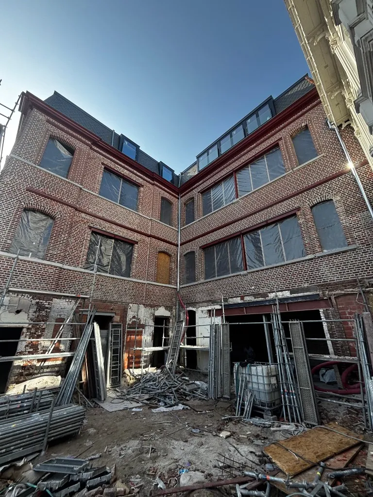 Knipvoeg renovatie gevel project Kortrijk: volledig gevelbeeld hoekobject