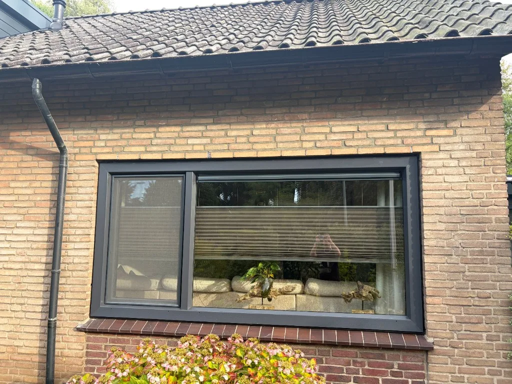 Afgewerkt metselwerk boven kozijn met gevelankers en voegkleur die aansluit op bestaande gevel