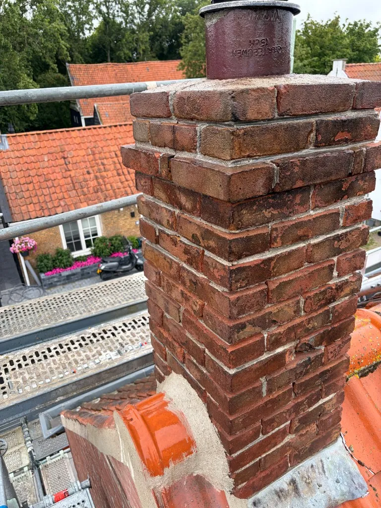 Dezelfde schoorsteen na reiniging met schone steen