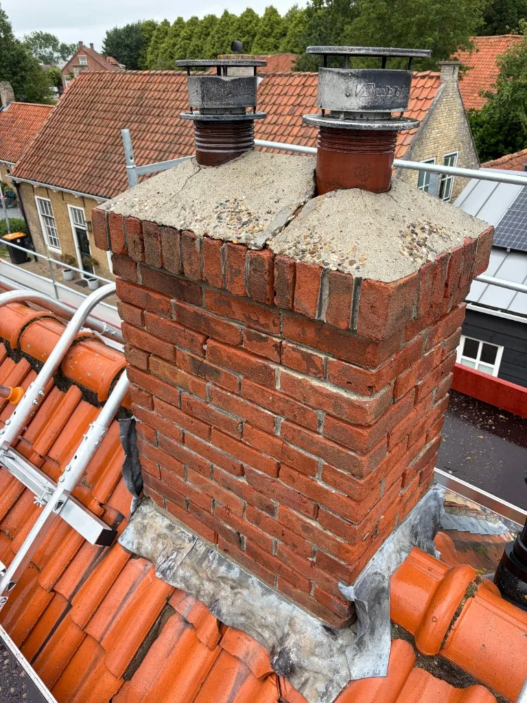 Dezelfde schoorsteen na reiniging: schone afdekvloer en steen