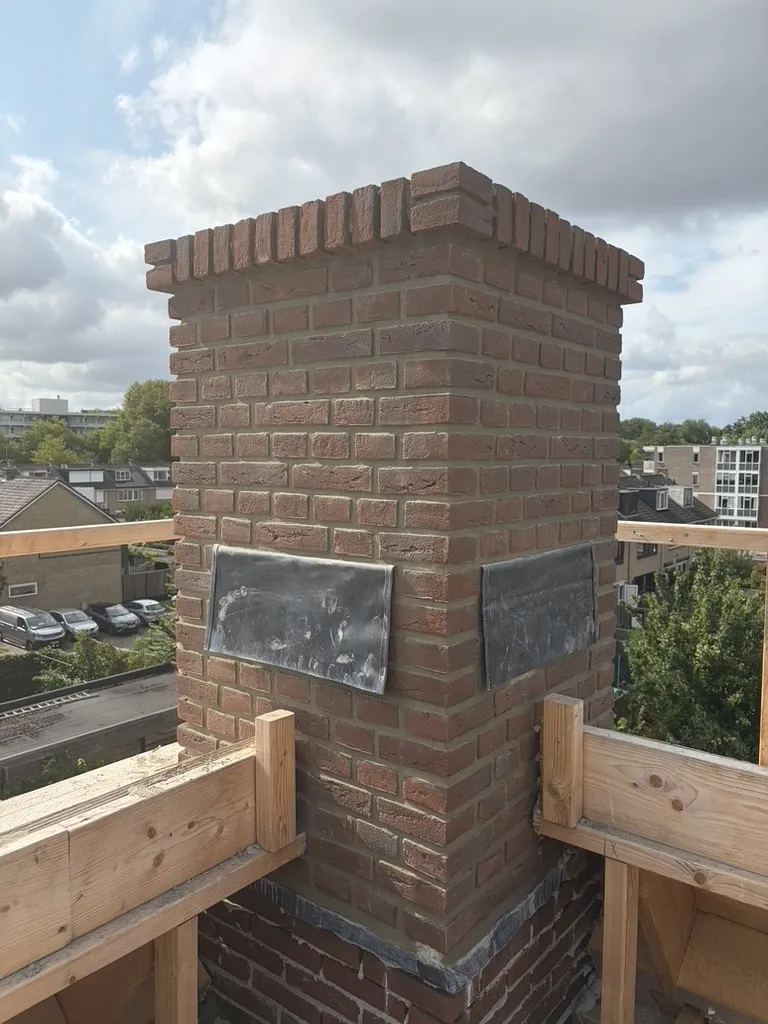 Nieuwbouw schoorsteen Dordrecht met strak, licht verdiept voegwerk in roodbruine baksteen