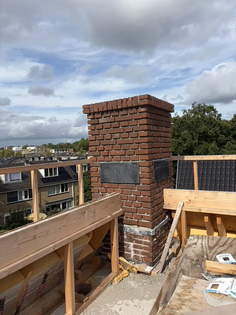 Afgewerkte nieuwbouw schoorsteen in Dordrecht met strak gemetseld en gevoegd metselwerk