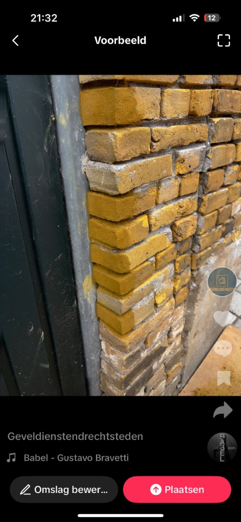 Zelfde paneel tijdens werk: bijkleuren nabij deurkozijn (schermafname)