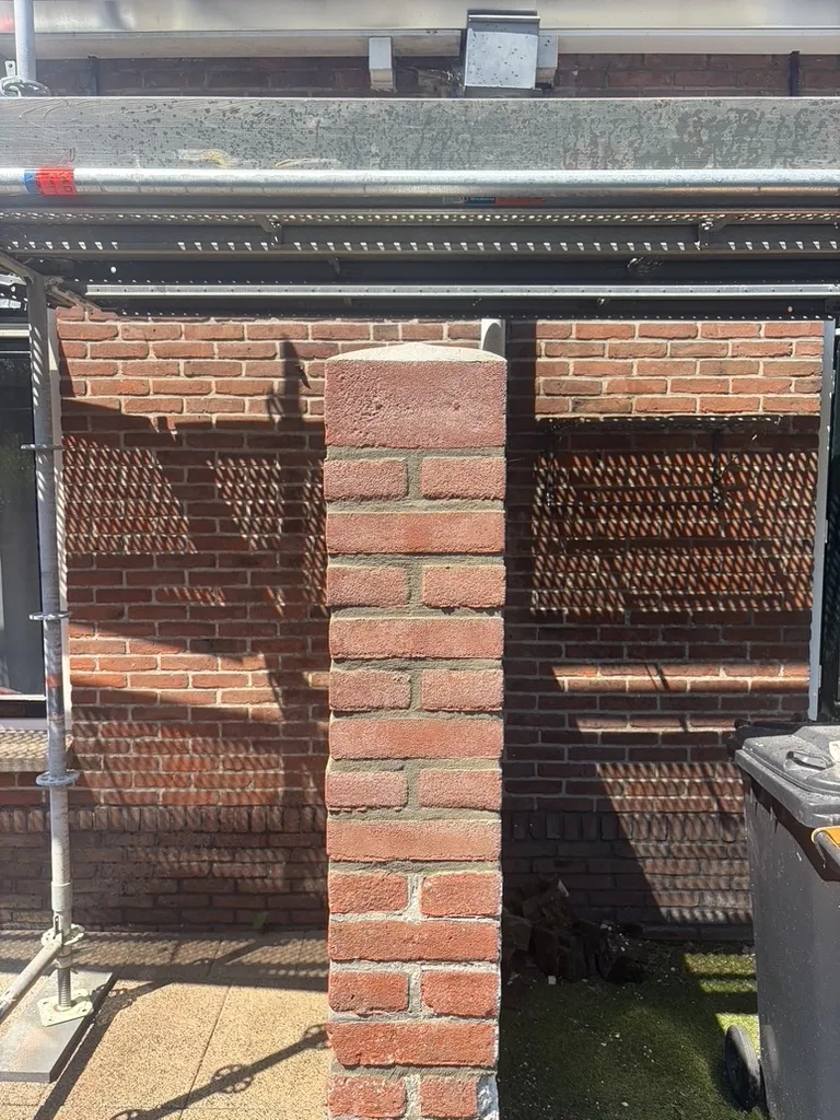 Gemetselde pilaar tuinmuur Brouwershaven met platvol voegwerk en aangesmeerd betonnen dakje
