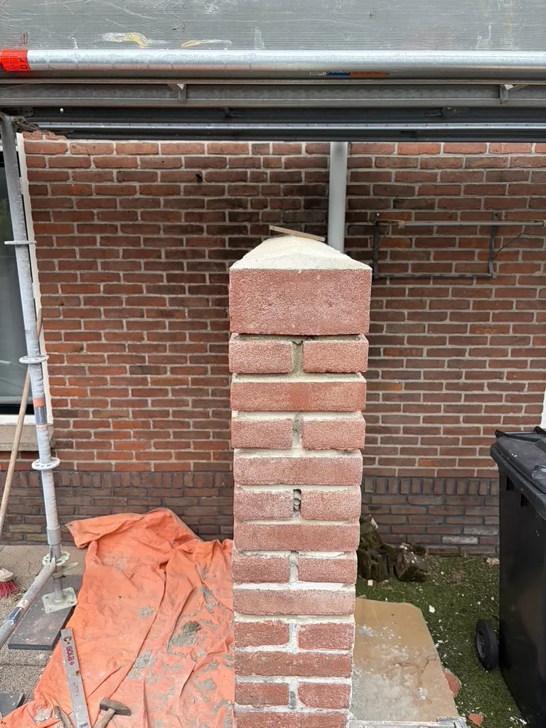 Zijaanzicht tuinmuurpilaar Brouwershaven met aangesmeerd betonnen dakje en net platvol voegwerk