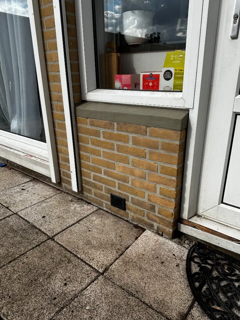 Overzicht raam- en deurzone na opnieuw voegwerk en herstelde dorpel met betonsmering