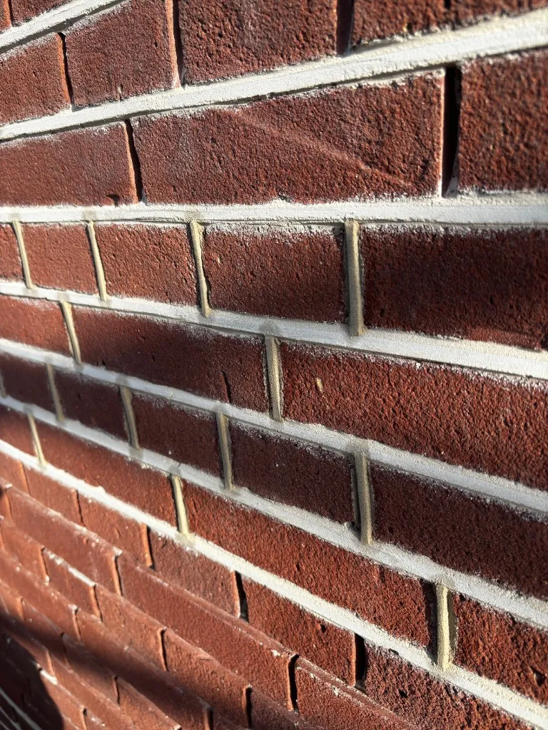 Detailopname snijvoeg: gelijk profiel in de verticale en horizontale voegen