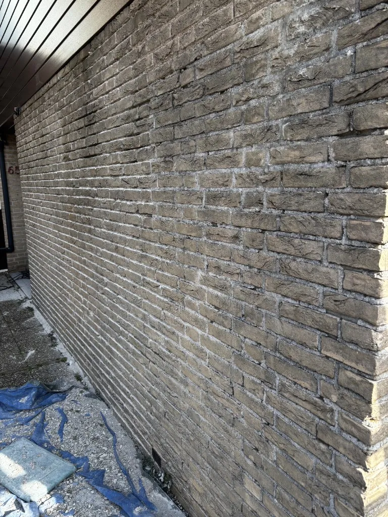 Voor: lichte baksteengevel na uithakken en reinigen van oude voeg, klaar voor nieuw voegwerk